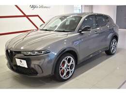 Alfa Romeoを象徴するスクデット（盾）を中心としたトライローブ（三つ葉）