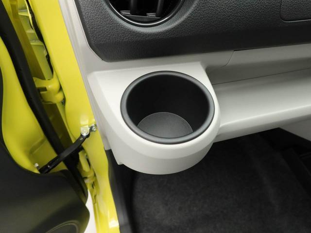 カップホルダーは運転席や助手席からちょうど手の届く位置です！！