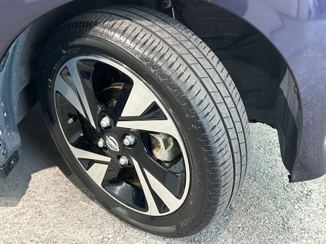 純正アルミホイールで、愛車をもっとカッコよく自動車メーカーが直接扱う純正アルミホイール。車種にマッチしたデザインで、愛車の個性を際立たせます。安全性や耐久性にも優れ、安心して使用できます。