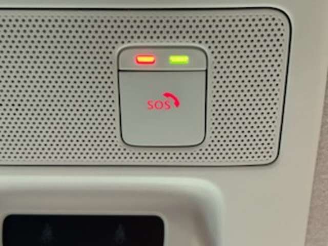 急病時や危険を感じた時、SOSコールスイッチを押すと専門のオペレータに繋がって、警察や消防への連携をサポートしてくれます。また、万が一の事故発生時には、エアバッグ展開と連動して自動通報します。