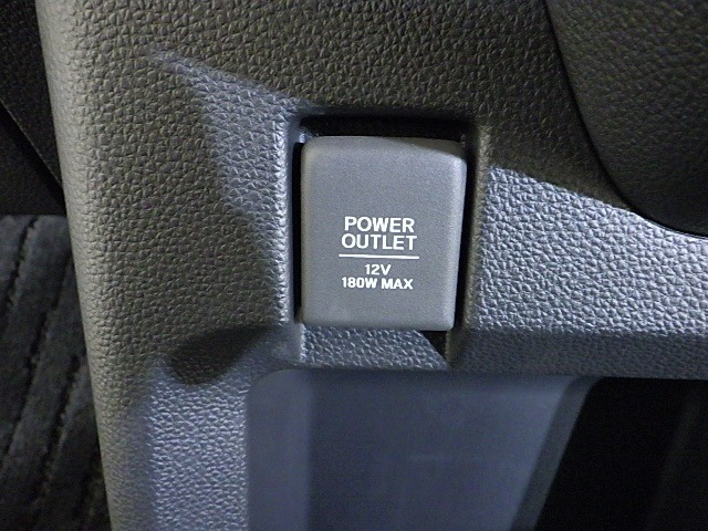 【POWEROUTLET】12V電源ソケットを設置しております。周辺機器の充電にご利用頂けます☆