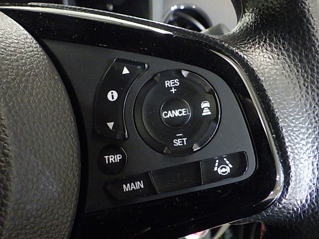ハンドル右側にはクルーズコントロールのスイッチが装備され運転中の操作も安心して行えます！