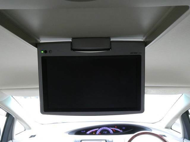 後席用のモニターを装備していますので車内でテレビやDVDの鑑賞が可能です。長距離ドライブも楽しくなりますよ♪