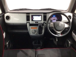 使いやすいレイアウトのダッシュボード周辺です。オートエアコンや小物入れなど嬉しい装備が満載です。