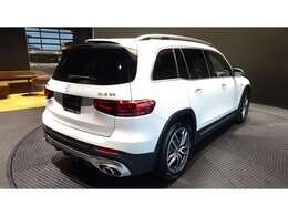 メルセデスの認定中古車「サーティファイドカー」では、万一お車が故障した場合も、ご購入後1年間もしくは2年間※は走行距離にかかわらずメルセデス・ベンツ正規サービスネットワークで無料修理いたします。