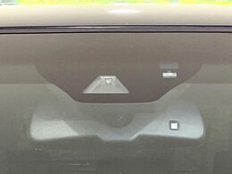 【トヨタセーフティセンス】走行中に前方の車両等を認識し、衝突しそうな時は警報とブレーキで衝突回避と被害軽減をアシスト。より安全にドライブをお楽しみいただけます。