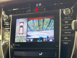 【パノラミックビューモニター】専用のカメラにより、上から見下ろしたような視点で360度クルマの周囲を確認することができます☆死角部分も確認しやすく、狭い場所での切り返しや駐車もスムーズに行えます。