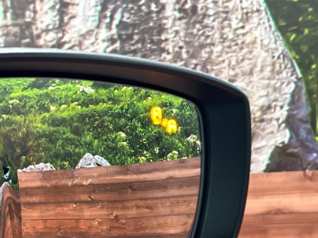 【ブラインドスポットモニタリング】走行中、ドアミラーの死角になりやすい箇所に後続車が接近するとサイドミラー付近に警告を表示、ドライバーに注意喚起をしてくれます。