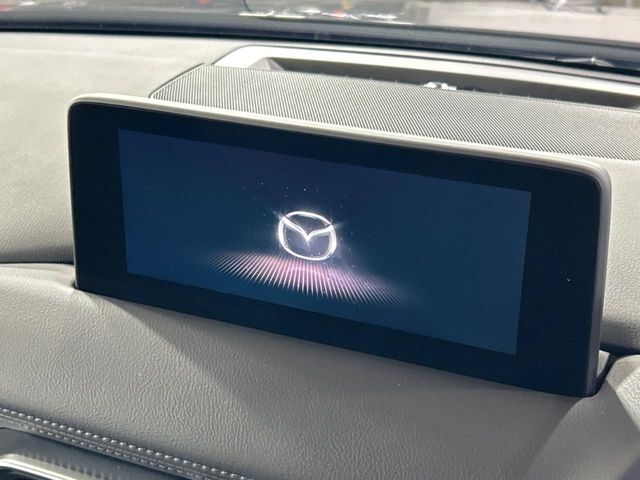 【マツダコネクトナビ】車内の雰囲気にマッチした一体型タイプのナビ。各種車輌設定やBluetooth再生等、様々な機能が楽しめます。直感的なダイヤル操作が可能で、使い勝手も良好です。