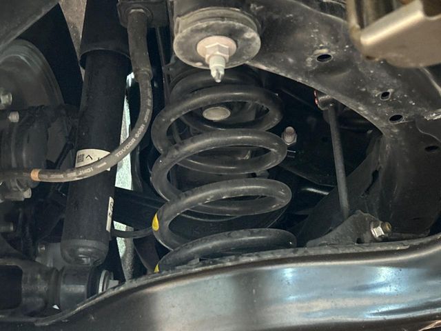お車を安心してお乗りいただく為には、足回りの定期点検が欠かせません。サービスサポート（有償保証）では無料点検もご提供しており、安心のカーライフをお過ごしいただけるサポート体制が整っています。
