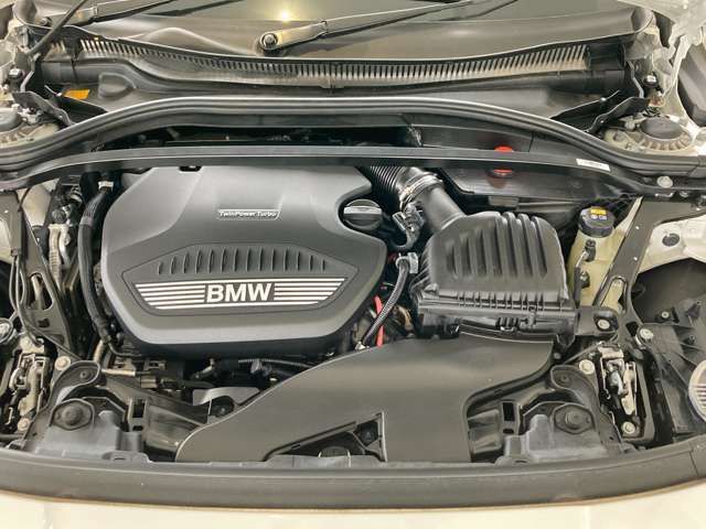 2.0L直列4気筒BMWツインパワー・ターボ・エンジン。出力110kW〔150ps〕/4,000rpm（カタログ値）、トルク350Nm〔35.7kgm〕/1,750-2,500rpm（カタログ値）