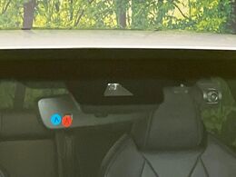 【プリクラッシュセーフティ】前方の車両等を検知し、衝突しそうな時は警報で注意を促し、ブレーキを踏む力をサポート。ブレーキを踏めなかった場合は衝突被害軽減ブレーキが作動、衝突回避をサポートします。