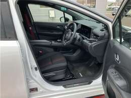 【運転席＆助手席】シートは硬くなく座りやすい仕様です！シート色が黒色なので汚れも目立ちにくいですよ(^▽^)/ホワイトの差し色もキレイです♪