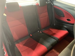 後部座席もタイプR専用シート同様の配色となっております！！
