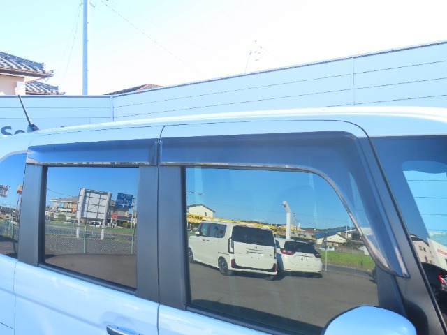 ドアバイザーも装着済みですので、雨の日も室内換気ができて快適です。