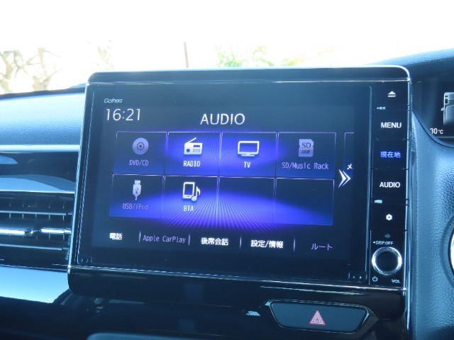 ホンダ純正8インチメモリーナビが装着されております。ラジオ、CD/DVD、TV、Bluetoothオーディオ等がご使用いただけます。多彩な音源と安心のナビゲーションでドライブを快適にサポート♪