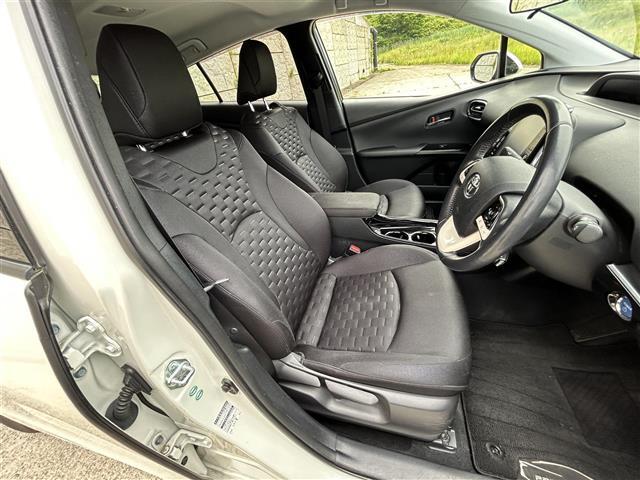 座り心地が良いシートなので長時間の運転でも快適にお過ごしいただけます。新品のフロアマットのご注文も可能です。掲載箇所以外にご希望の写真がございましたらお気軽にお問い合わせ下さい。