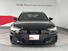 Audiの象徴であるシングルフレームグリルをよりワイドで低くシャープなデザインとすることでワイド＆ローのフォルムを協調しています。