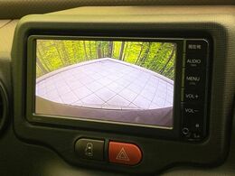 【バックカメラ】駐車時に後方がリアルタイム映像で確認できます。大型商業施設や立体駐車場での駐車時や、夜間のバック時に大活躍！運転スキルに関わらず、今や必須となった装備のひとつです！