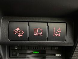 【プリクラッシュセーフティ】前方の車両等を検知し、衝突しそうな時は警報で注意を促し、ブレーキを踏む力をサポート。ブレーキを踏めなかった場合は衝突被害軽減ブレーキが作動、衝突回避をサポートします。
