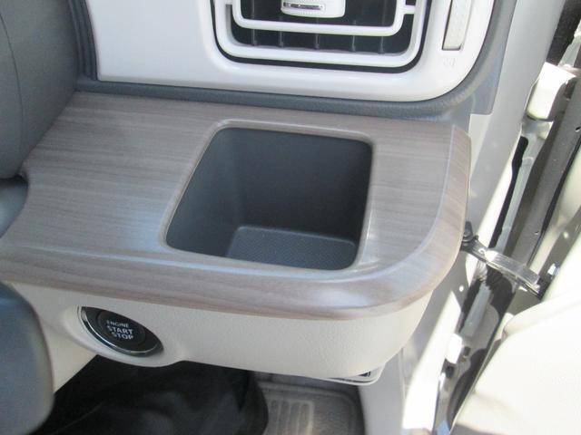運転席のドリンクホルダーです☆紙パックも入ります☆掃除もしやすい形です☆