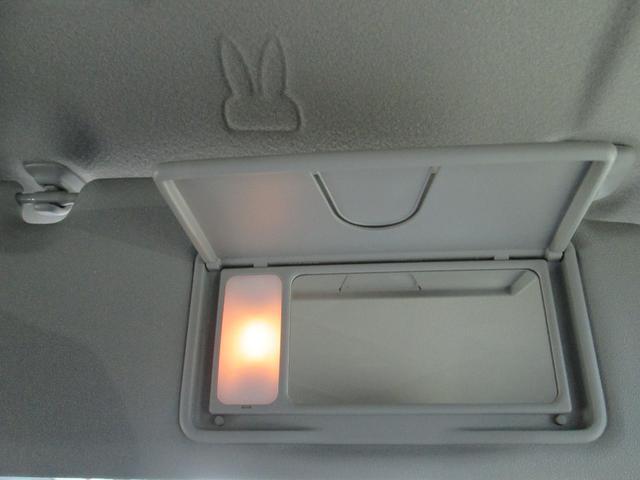 運転席のサンバイザーにはミラーが付いています☆