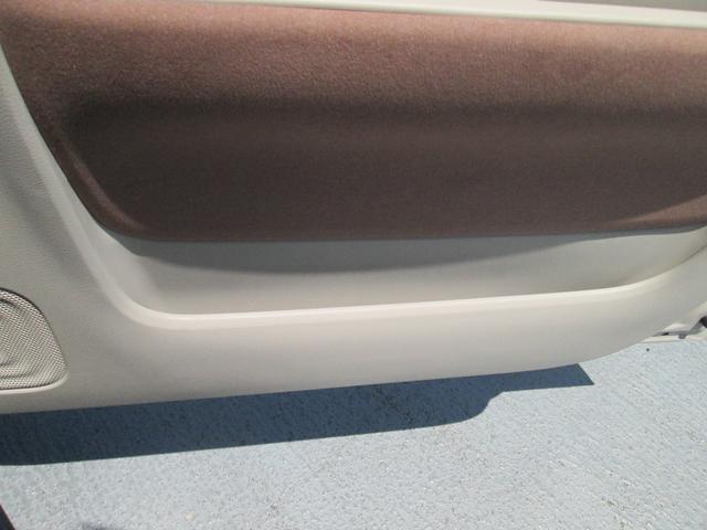 ドアポケットにも収納があります☆車内のゴミ袋として使用するビニール袋をしまっている方もいらっしゃいます☆