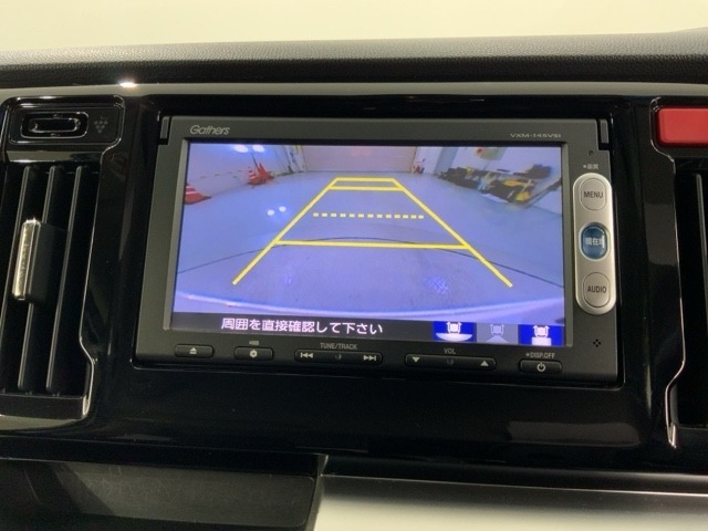 リバースギアに入れるだけで後方の表示へ切り替わります。夜間や雨の日の駐車も楽になりますよ。