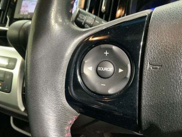 ステアリングにオーディオ操作スイッチが付いています。オーディオ画面に直接タッチしなくても操作が出来ますので、運転に集中できます。