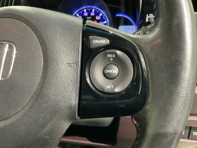 クルーズコントロールを装備しています。高速道路などで一定の速度で走ってくれるので運転が楽ですよ！速度を設定できますので、スピードの出しすぎにも注意できます。