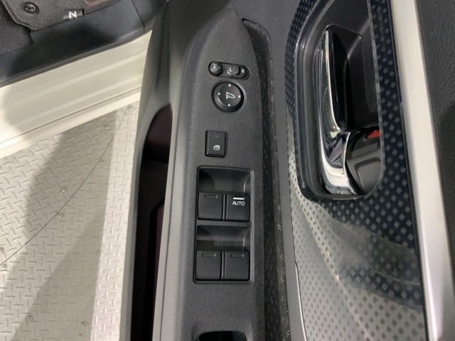 狭い駐車場で便利な電動格納ドアミラーが付いています。