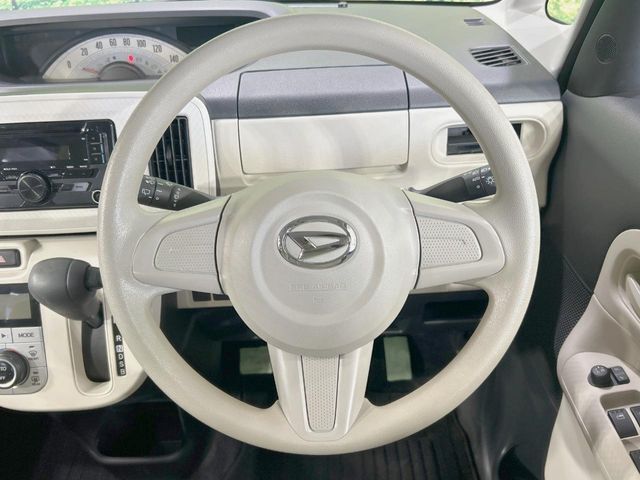 インテリアに合わせたデザインのステアリングは、運転される方のことも考え、運転しやすい形状、大きさです。是非一度、実際に触ってお確かめください。