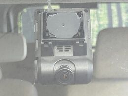 【ドライブレコーダー】安心・安全なカーライフに必須のドライブレコーダーを装備！走行中はもちろん、あおり運転や事故に遭遇した際の状況も映像で記録し、万一のリスクに備えます。