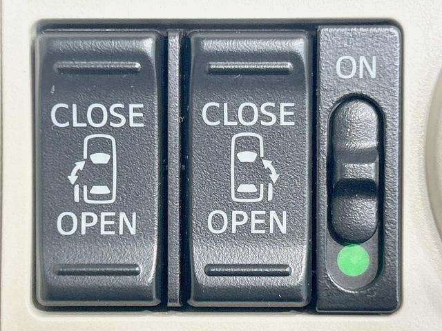 【両側パワースライドドア】スマートキーや運転席のスイッチで後席両側スライドドアの開閉が可能♪電動だから力を入れてドアを開ける必要が無く、小さなお子様でも簡単に開け閉めでき快適です♪