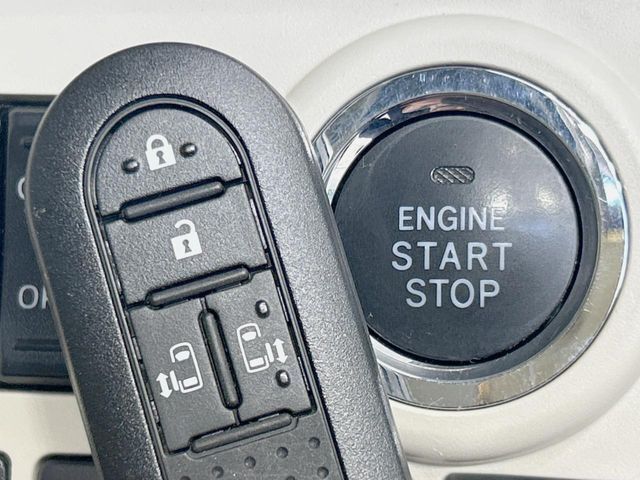 【キーフリーシステム】カバンやポケットに入れたままでもドアの施錠・解錠が可能なスマートキーを装備。エンジンのオン・オフ時もカギを取り出す必要が無いからとっても便利です♪