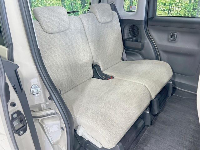 後部座席も気になるようなキズ・汚れやへたり等、大きなダメージはなく、良好な状態です。