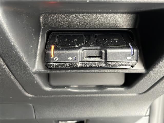 【ETC】有料道路を利用する際に料金所で停止することなく通過できる、ETC車載器（ノンストップ自動料金収受システム機器）が装備されています。セットアップを行うことで利用可能になります。