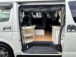 ナビ　前後ドラレコ　スマートキー　ETC　Bカメラ　2サブ　電圧計　500Wインバーター　後席TV　燃料式FFヒーター　走行時リアクーラー＆ヒーター　シンク冷蔵庫　照明