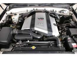 キレイに保たれているエンジンルーム！V8・4700ccの2UZエンジンは、静寂性とパワーを兼ね揃えております！