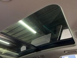 ●サンルーフ：開放感たっぷりの希少装備、サンルーフが装着されています！車内に明かりを取り入れたり景色を楽しむ以外にも、車内の空気も簡単に換気できて快適です！