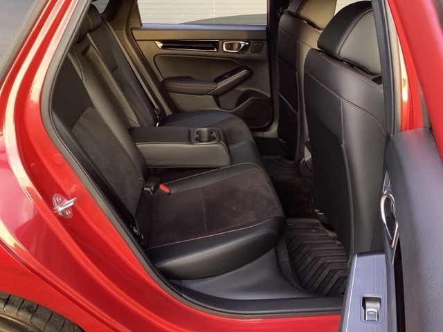 セカンドシートです！！ベンチシートになってますので、お二人の乗車ですとゆったり座って頂けますよ！！