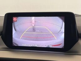 【バックカメラ】駐車時に後方がリアルタイム映像で確認できます。大型商業施設や立体駐車場での駐車時や、夜間のバック時に大活躍！運転スキルに関わらず、今や必須となった装備のひとつです！