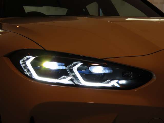 アダプティブLEDヘッドライト車が曲がる方向を照射、また車速に応じて照射範囲や到達距離を自動制御するバリアブルコントロールライト付き　LEDは太陽光に近く優れた視認性を発揮、消費電力も低減のため省燃費に貢献