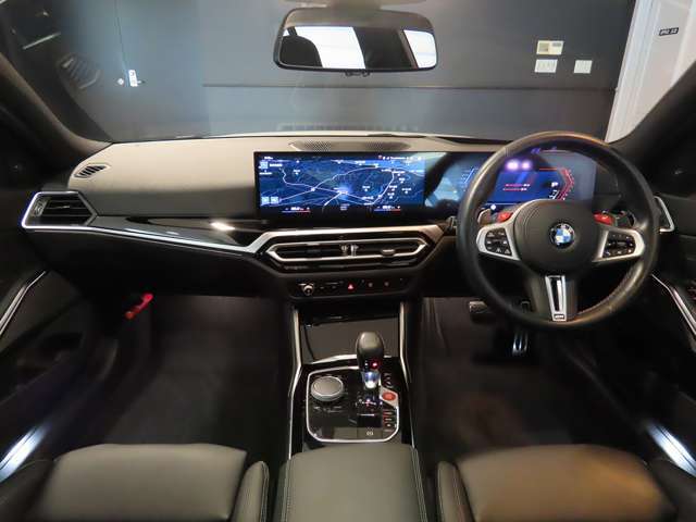 BMWカーブド・ディスプレイ、 12.3インチ マルチ・ディスプレイ・メーター・パネル、 14.9インチ ワイド・コントロール・ディスプレイ（タッチ・パネル機能付）