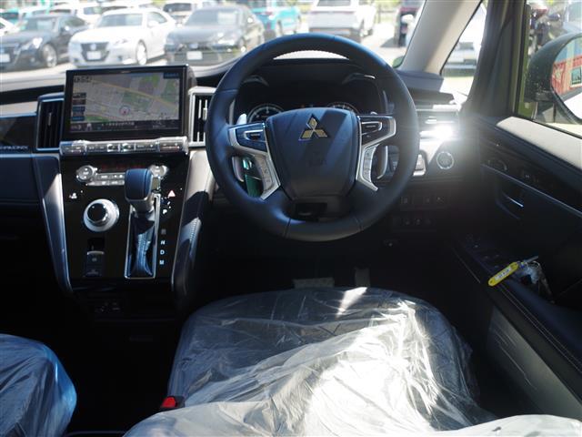【運転席】座り心地が良いシートなので長時間の運転でも快適にお過ごしいただけます。新品のフロアマットのご注文も可能です。掲載箇所以外にご希望の写真がございましたらお気軽にお問い合わせ下さい。