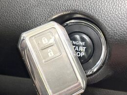 【キーレススタートシステム】カバンやポケットに入れたままでもドアの施錠・解錠が可能なスマートキーを装備。エンジンのオン・オフ時もカギを取り出す必要が無いからとっても便利です♪