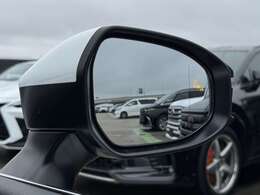【ブラインドスポットモニター】ミラーに映らない死角に車両がいる場合、サイドミラーに設置されたマーカーが光って危険をお知らせします！他にも安全装置が多数装備されたおりますので、是非ご来店くださいませ！