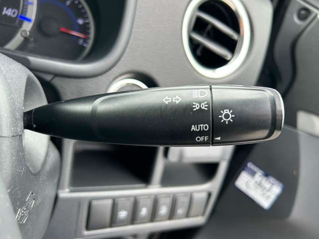 【オートライト】車外の明るさを検知して、自動的にヘッドライトを点灯してくれます♪トンネルを走行する際にも、自動的に点灯してくれて便利な装備の1つです♪