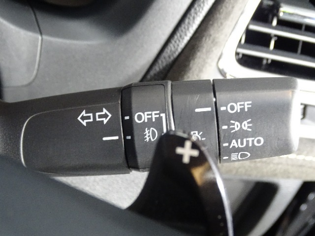 【オートライト】オートライト付です。手元での操作なしでヘッドライトのON/OFFできます。トンネルでの点灯・消灯忘れ防止に役立ちます！