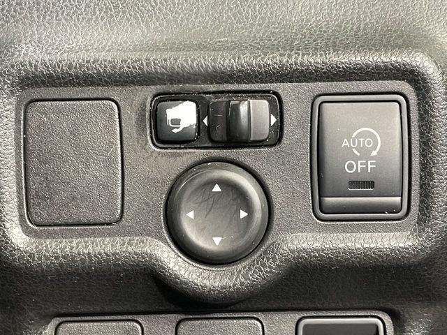 【電動格納ミラー】サイドミラーは電動格納式となっており、狭い駐車場でもキズがつくリスクを抑えられます。